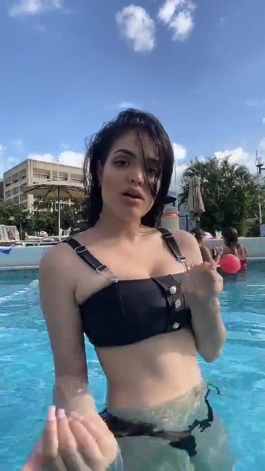 Hot Keyzaraofficial Shows Cleavage In Black Bikini At The Swimming Pool