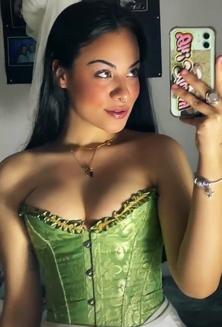 4. Sexy Aida Martorell Shows Cleavage