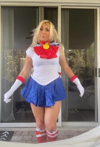 Hot Alexandria Knight Shows Cosplay