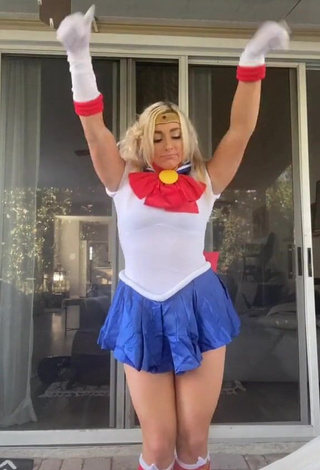 4. Sexy Alexandria Knight Shows Cosplay