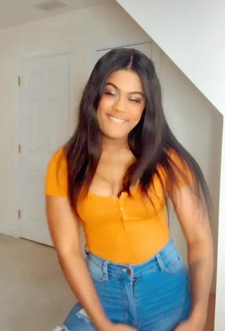 3. Sexy Aanaejha Jordan Shows Cleavage