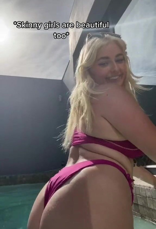 Sexy Alexandria Knight Shows Big Butt at the Pool