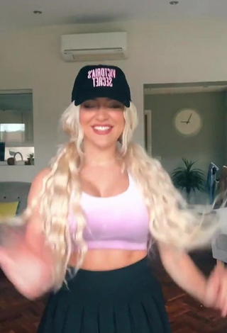 4. Hot Molly Marsh Shows Cleavage in Pink Crop Top and Bouncing Tits