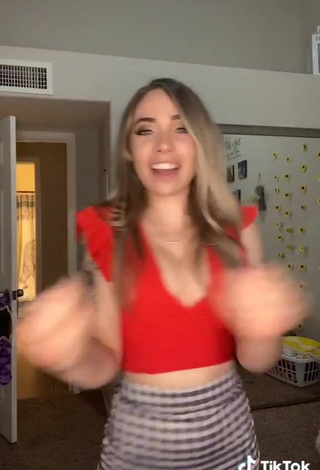 3. Sexy Amber Quinn Shows Cleavage in Red Crop Top