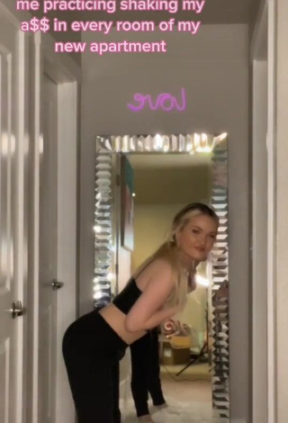 Sexy Alyssa McKay while Twerking without Bra