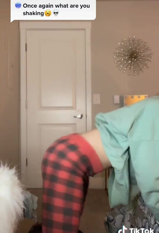 4. Sexy Alyssa McKay Shows Butt while Twerking