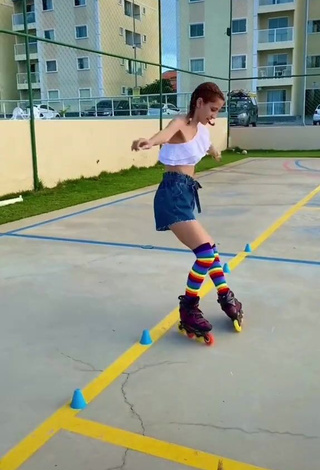 1. Hot Andressa Fontinele in White Crop Top while doing Sports Exercises