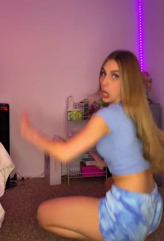 3. Hot Arianna Flowers Shows Cleavage in Blue Crop Top while Twerking