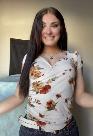 1. Hot Ariel Sadler Shows Cleavage in Floral Top