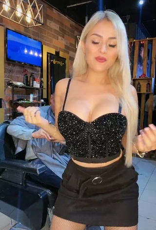 4. Seductive Alemia Rojas Shows Cleavage in Black Crop Top and Bouncing Big Boobs