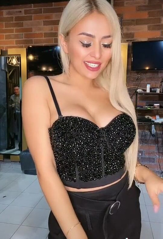 3. Breathtaking Alemia Rojas Shows Cleavage in Black Crop Top