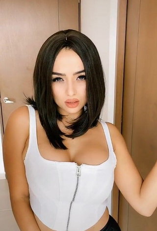 Elegant Alemia Rojas Shows Cleavage in White Crop Top