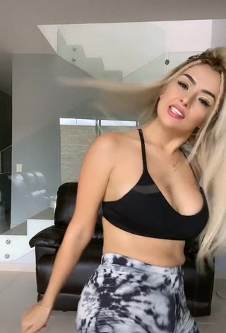 3. Beautiful Alemia Rojas Shows Cleavage in Sexy Black Crop Top