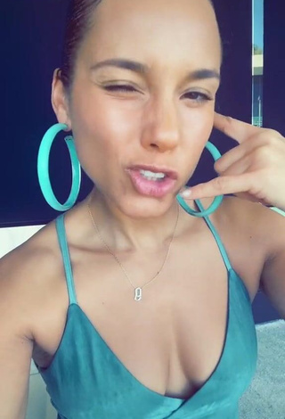 1. Hot Alicia Keys Shows Cleavage in Turquoise Crop Top