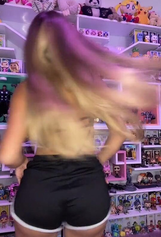 Sexy Abril Abdamari Garza Alonso Shows Big Butt while Twerking