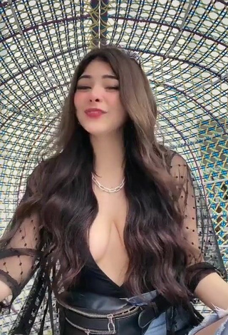 Elegant Aylin Criss Shows Cleavage