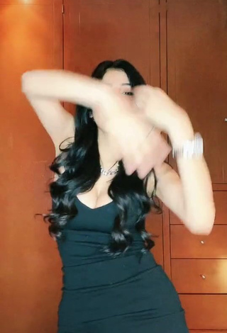 4. Sexy Aylin Criss Shows Cleavage in Black Dress