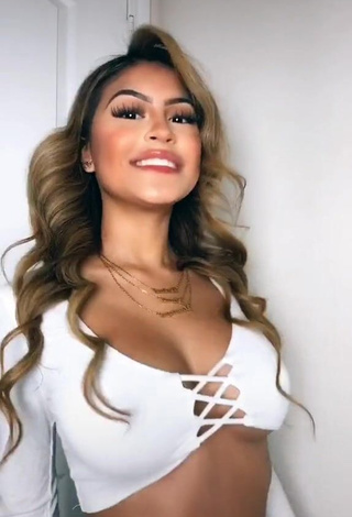 3. Breathtaking Desiree Montoya Shows Cleavage in White Crop Top