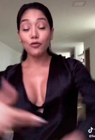 4. Sexy Farina Shows Cleavage