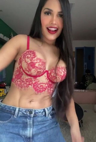 3. Sexy Flayslane Raiane Preira da Silva Shows Cleavage in Crop Top