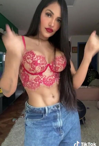 4. Sexy Flayslane Raiane Preira da Silva Shows Cleavage in Crop Top