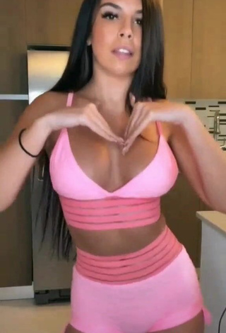 4. Hottie Franjomar Shows Cleavage in Pink Sport Bra