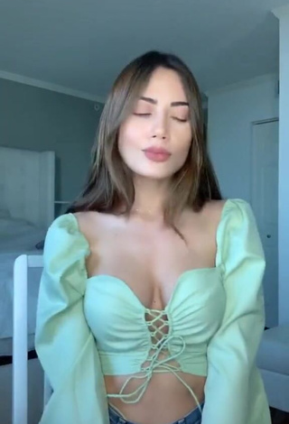 Hottest Georgina Mazzeo Shows Cleavage in Green Crop Top