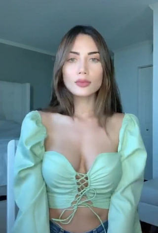 3. Hottest Georgina Mazzeo Shows Cleavage in Green Crop Top