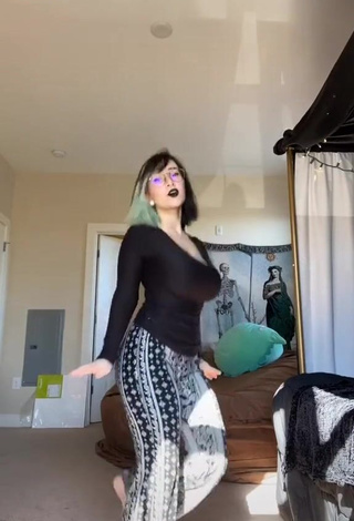 Beautiful Lee Shows Cleavage and Bouncing Boobs