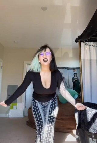 4. Beautiful Lee Shows Cleavage and Bouncing Boobs