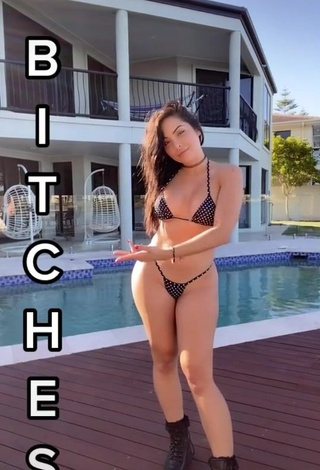 1. Hot Maddy Belle Shows Butt at the Pool