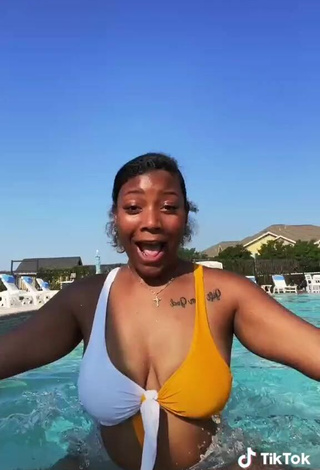 Hot Keara Wilson Shows Cleavage in Swimsuit at the Pool