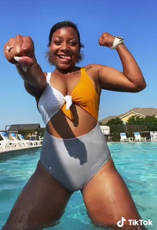 3. Hot Keara Wilson Shows Cleavage in Swimsuit at the Pool