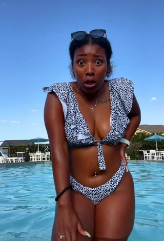 1. Erotic Keara Wilson Shows Cleavage in Bikini at the Pool