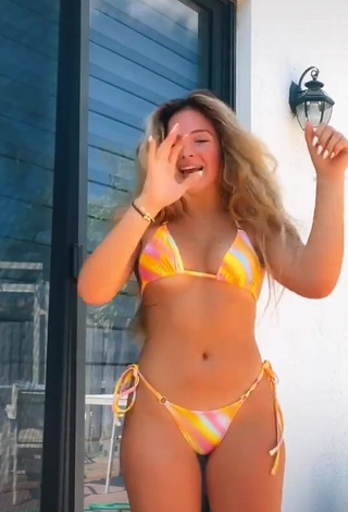 4. Beautiful Michelle Kennelly in Sexy Bikini