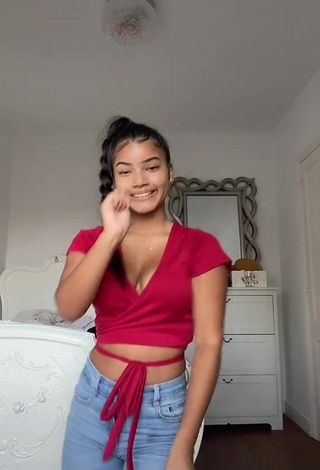 Magnetic kerlytaaaaa Shows Cleavage in Appealing Red Crop Top