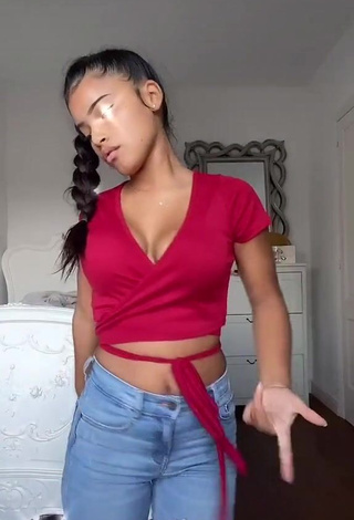 kerlytaaaaa Shows Cleavage in Seductive Red Crop Top