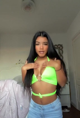 kerlytaaaaa Shows Cleavage in Cute Green Crop Top