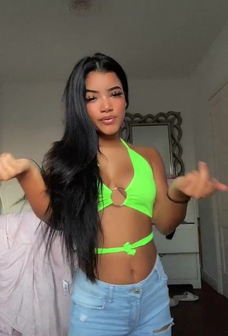 Magnificent kerlytaaaaa Shows Cleavage in Lime Green Crop Top