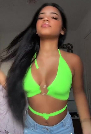 4. Magnificent kerlytaaaaa Shows Cleavage in Lime Green Crop Top