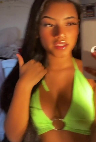 kerlytaaaaa Shows Cleavage in Sexy Lime Green Crop Top