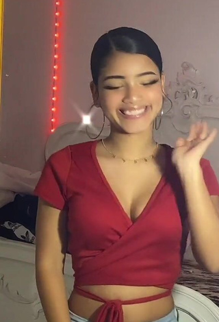 Sensual kerlytaaaaa Shows Cleavage in Red Crop Top