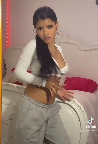 kerlytaaaaa Looks Sexy in White Crop Top