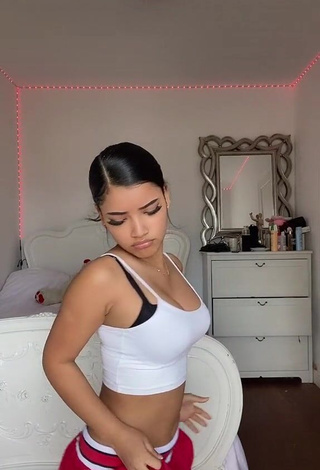 Elegant kerlytaaaaa Shows Cleavage in White Crop Top