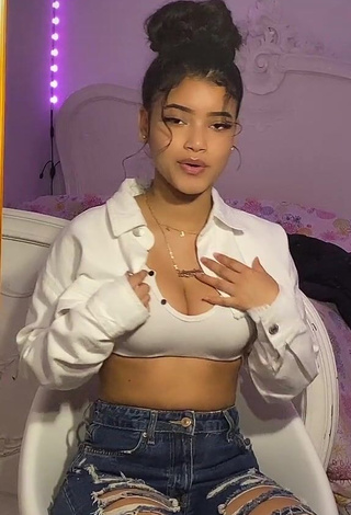 1. Sweet kerlytaaaaa Shows Cleavage in Cute White Crop Top