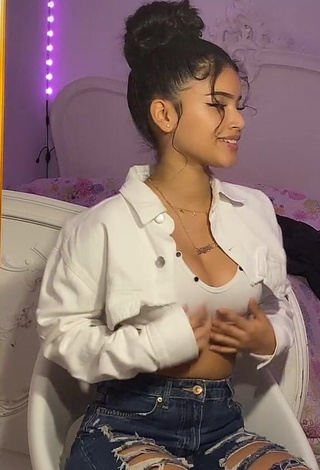 Sweet kerlytaaaaa Shows Cleavage in Cute White Crop Top