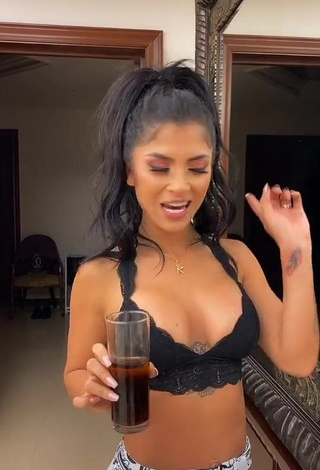 Erotic Kimberly Flores Shows Cleavage in Black Crop Top