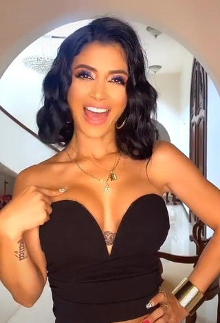 1. Seductive Kimberly Flores Shows Cleavage in Black Crop Top