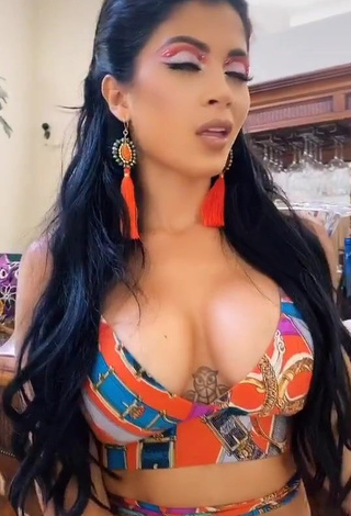 1. Alluring Kimberly Flores Shows Cleavage in Erotic Crop Top