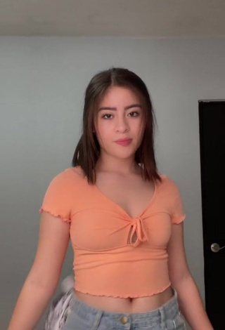 Hot Kim Muñoz in Peach Crop Top